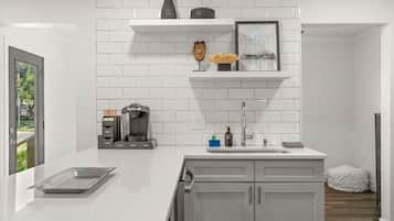 Cafetera y tetera, refrigerador, microondas y horno
