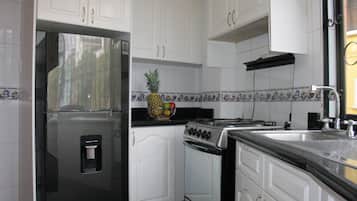 Deluxe Apartment, 3 Bedrooms, City View | Private kitchen