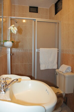 Apartamento Deluxe, 3 habitaciones, vistas a la ciudad | Baño | Ducha, secador de pelo, toallas y jabón