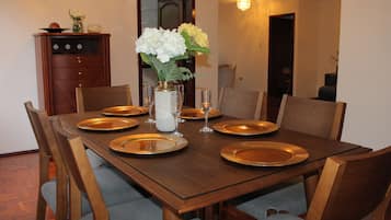 Deluxe Apartment, 3 Bedrooms, City View | Dining room