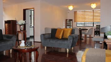 Appartement Deluxe, 3 chambres, vue ville | Coin séjour