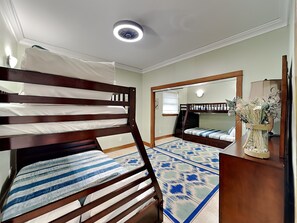4 habitaciones, tabla de planchar con plancha, internet y ropa de cama 