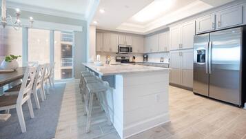 Condo, 4 habitaciones | Cocina privada | Refrigerador, horno y cafetera y tetera