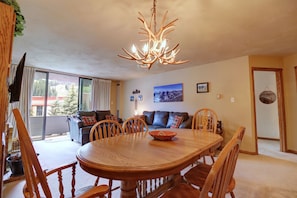 Condo, 2 Bedrooms | Tempat makan