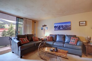 Appartement, 2 slaapkamers | Woonruimte | Een smart-tv