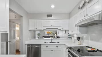 Townhome, 2 Bedrooms | Private kitchen