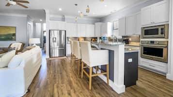 House, 3 Bedrooms | Private kitchen | Fridge, oven, coffee/tea maker, toaster