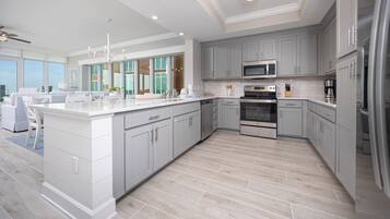 Apartamento, 4 habitaciones | Cocina privada | Frigorífico, horno y cafetera o tetera