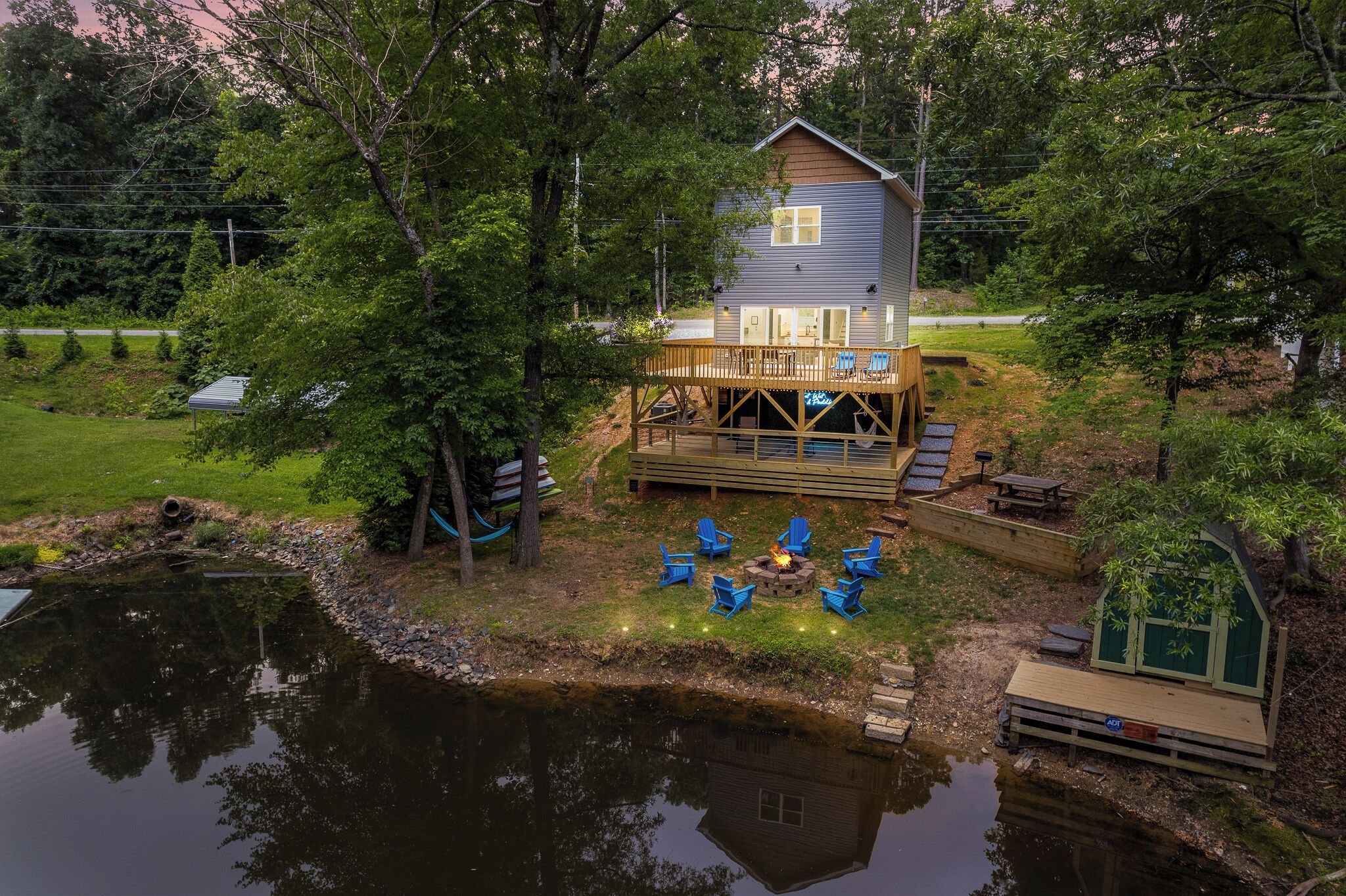 Charming 2-bedroom house Lakeside with Kayaks and Firepit in Lexington, NC
