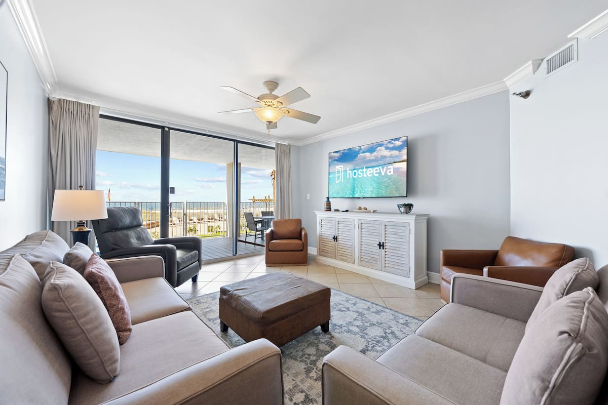 Appartamento Executive, balcone, vista spiaggia | Soggiorno | Smart TV 55 pollici con canali via cavo