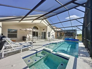 Outdoor pool, a heated pool - ⭐ ⭐ Gated Community | Modern | 4 Bed | 3 Bath | South Facing Large Pool Deck ⭐⭐ (Davenport)