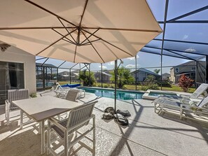 Outdoor dining - ⭐ ⭐ Gated Community | Modern | 4 Bed | 3 Bath | South Facing Large Pool Deck ⭐⭐ (Davenport)