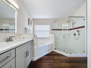 Shower, hair dryer, towels - ⭐ ⭐ Gated Community | Modern | 4 Bed | 3 Bath | South Facing Large Pool Deck ⭐⭐ (Davenport)
