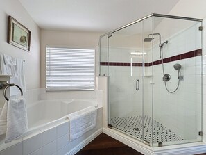 Shower, hair dryer, towels - ⭐ ⭐ Gated Community | Modern | 4 Bed | 3 Bath | South Facing Large Pool Deck ⭐⭐ (Davenport)