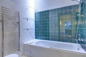 Haartrockner, Bidet, Handtücher, Seife