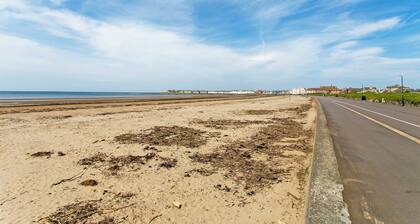 Luxury 2 bed Ground Floor apartment in a quiet location close to Royal Troon GC.