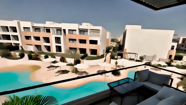 Un espace piscine doté de chaises longues et de parasols, entouré d’immeubles avec des balcons.