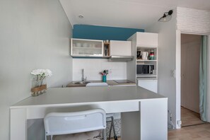 Kylskåp, mikrovågsugn, diskmaskin och kaffe- och tebryggare