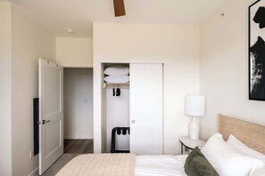 2 chambres, fer et planche à repasser, Wi-Fi, draps fournis