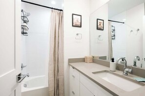 Douche, sèche-cheveux, serviettes fournies, shampoing