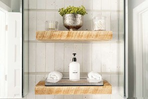 Douche, sèche-cheveux, serviettes fournies, shampoing