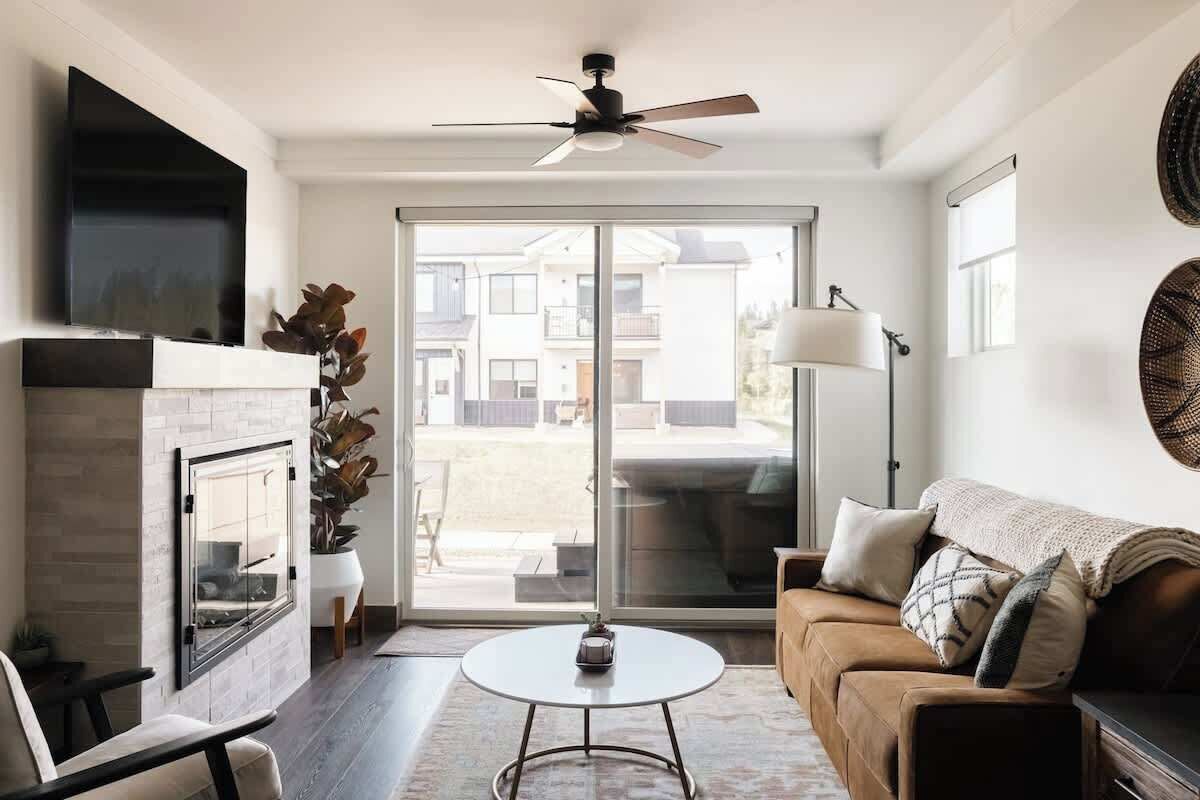 TV, fireplace