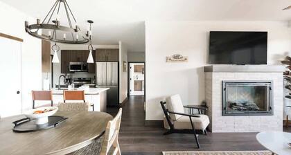 New Luxe Condo | Hot Tub | Minutes to WP! | Fraser