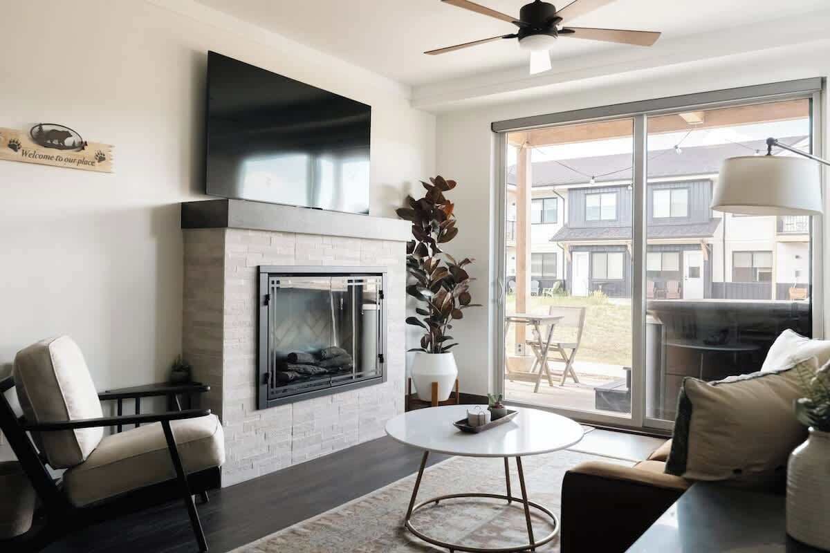 TV, fireplace