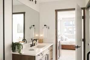 2 makuuhuonetta, silitysrauta/-lauta, Wi-Fi, vuodevaatteet