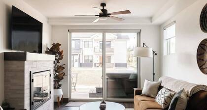 New Luxe Condo | Hot Tub | Minutes to WP! | Fraser