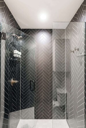 Dusche, Haartrockner, Handtücher, Shampoo