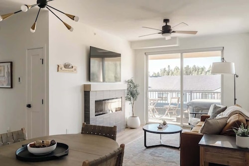 New Modern Charm | Hot Tub | Deck Views! | Fraser