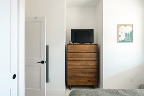 2 bedrooms, iron/ironing board, WiFi, bed sheets - New Modern Charm | Hot Tub | Deck Views! | Fraser (Fraser)