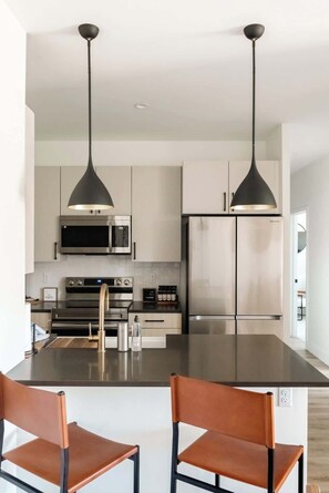 Kühlschrank, Mikrowelle, Ofen, Herdplatte