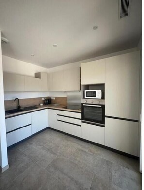 Frigorífico, microondas, horno y placa de cocina