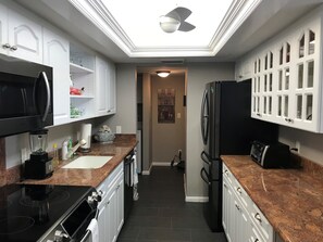 Private kitchen - Dock your boat or hit the pool or beach @ 3 bedroom, 2 bath, bay-front condo. (Naples)