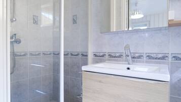 Douche, sèche-cheveux, serviettes fournies