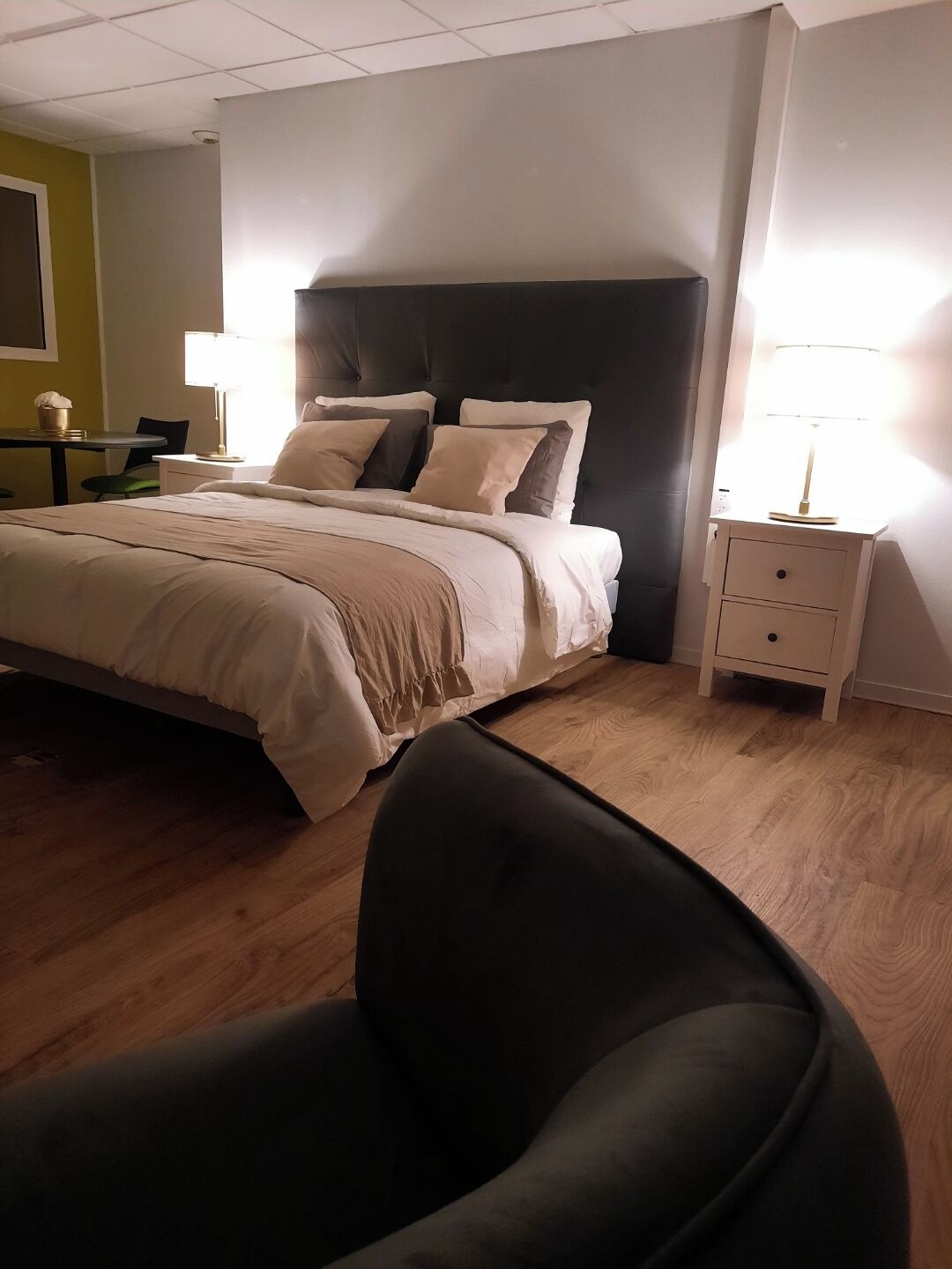 2 habitaciones, tabla de planchar con plancha, wifi y ropa de cama 