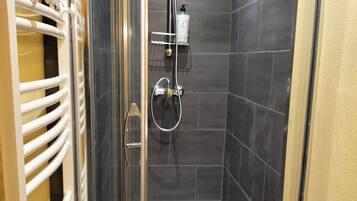 Een haardroger, handdoeken, zeep, shampoo