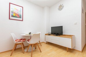 Studio (A3) | Dining