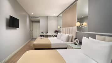 Habitación estándar con 2 camas individuales | Ropa de cama de alta calidad y espacio para trabajar con un portátil