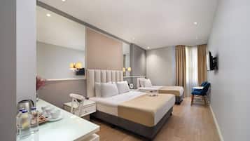 Hochwertige Bettwaren, laptopgeeigneter Arbeitsplatz