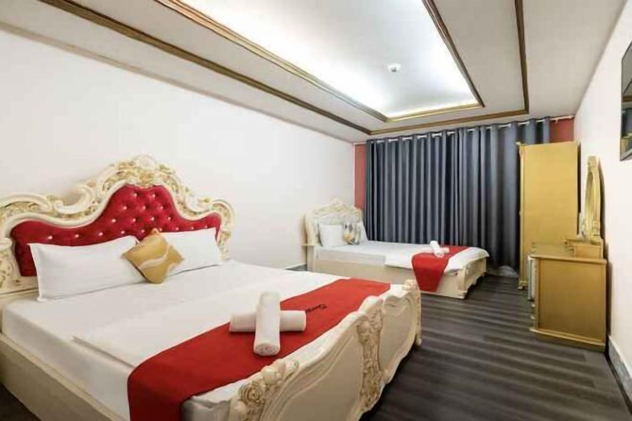 Desk, soundproofing, free WiFi