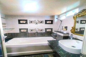 Deluxe Room, 1 Queen Bed | Bathroom