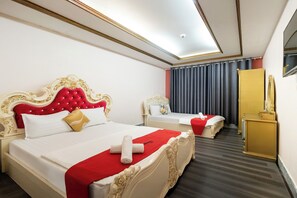 Desk, soundproofing, free WiFi - Crowne Bui Vien Hotel (Ho Chi Minh City)