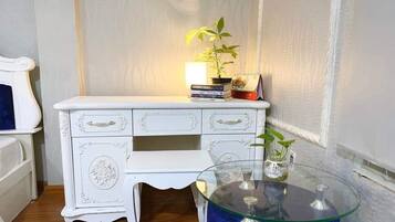 Quarto luxo, 1 cama Queen | Escrivaninha, quartos à prova de som, Wi-Fi de cortesia