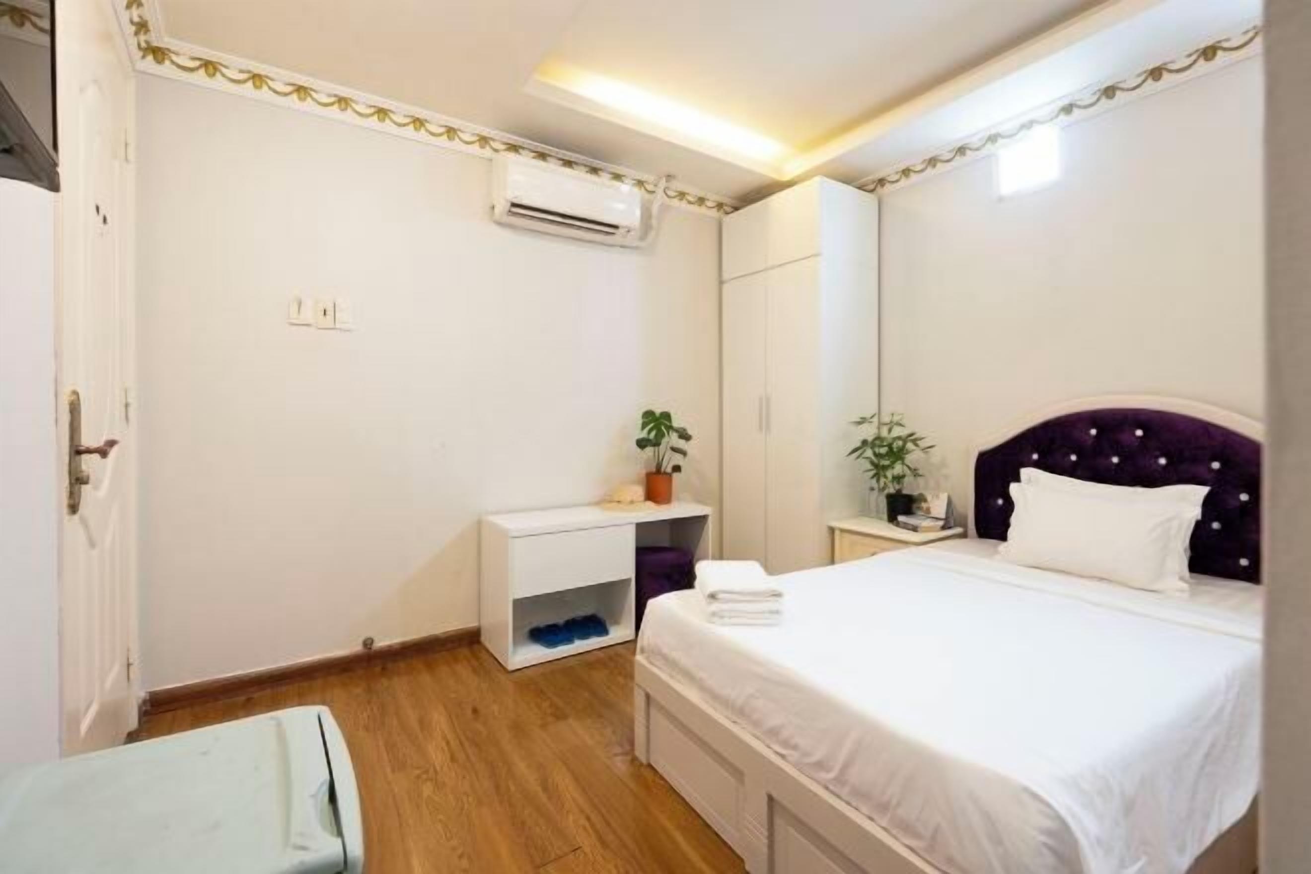 Desk, soundproofing, free WiFi