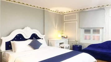 Quarto luxo, 1 cama Queen | Escrivaninha, quartos à prova de som, Wi-Fi de cortesia