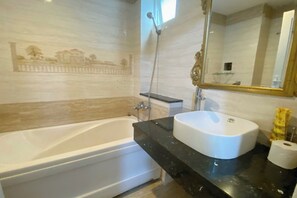 Designertoalettartikler, hårføner, tøfler og bidé