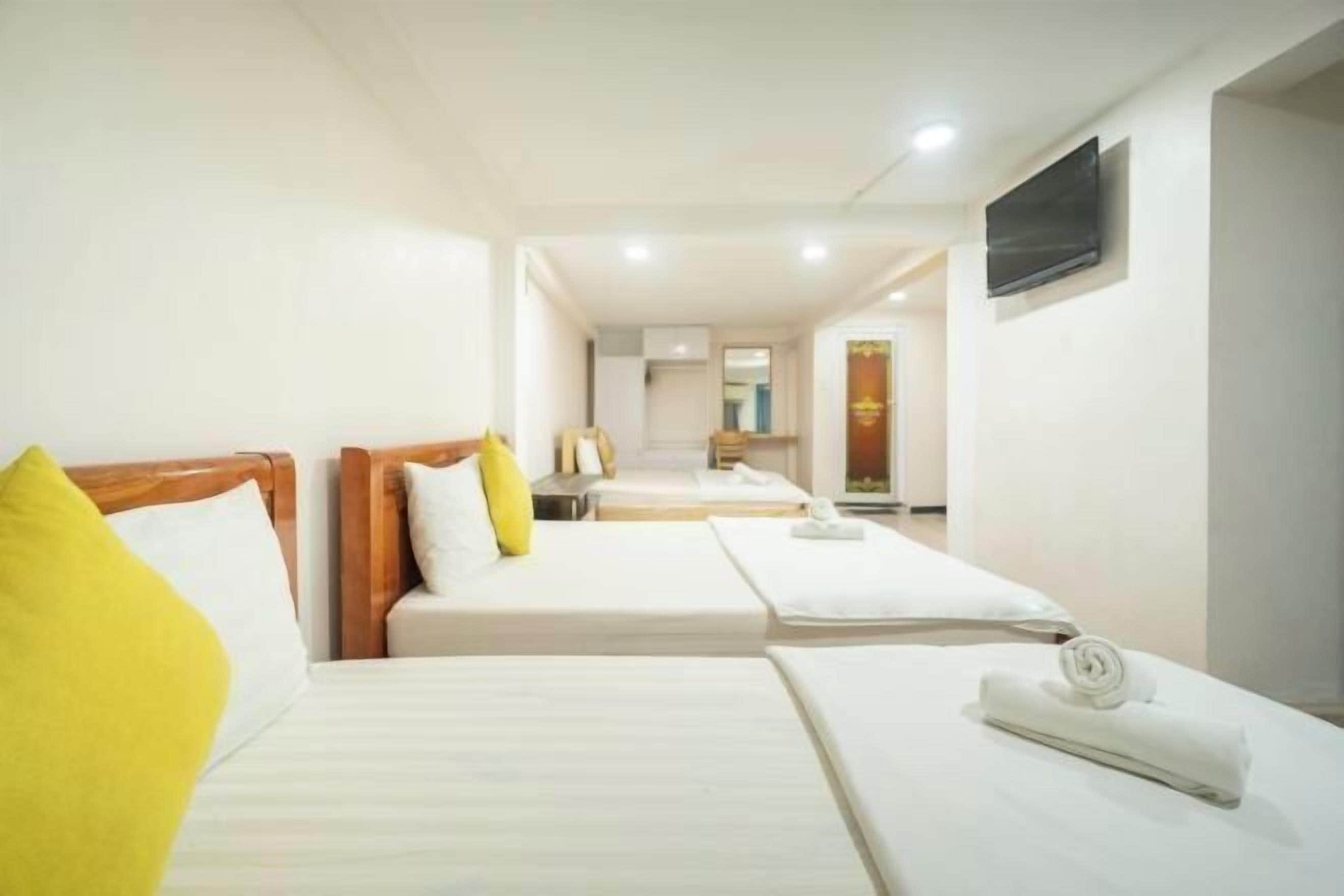 Desk, soundproofing, free WiFi